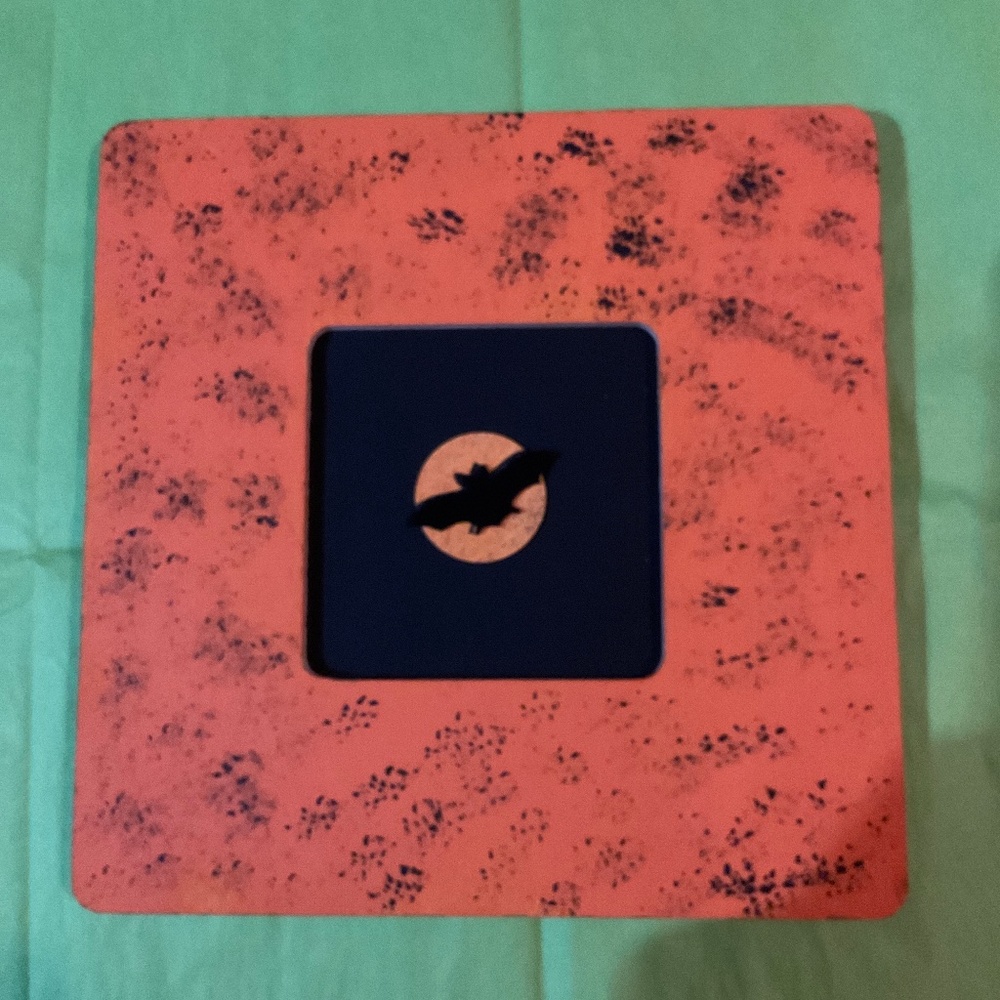 An 8x8” Halloween plaque.  H115